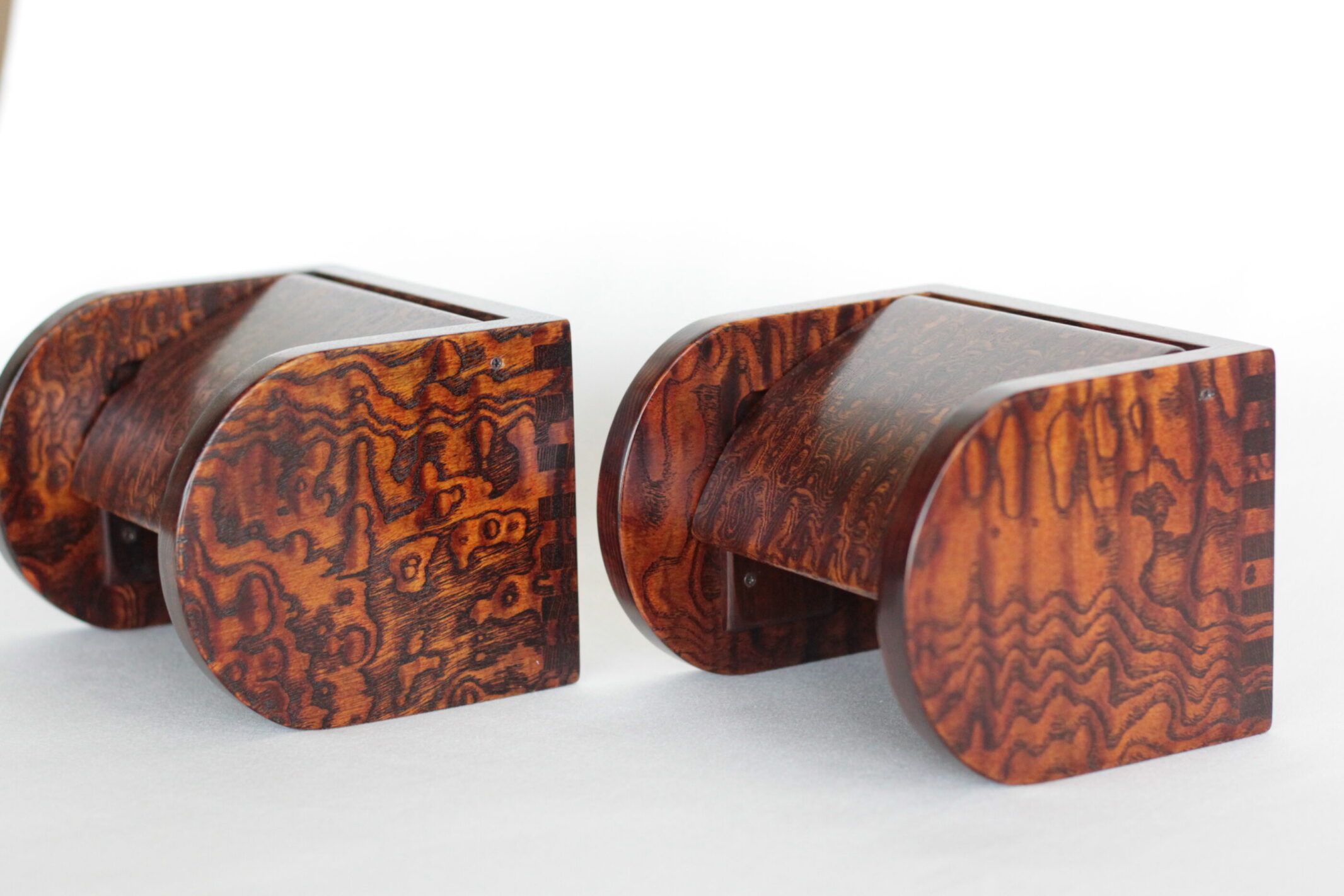 タモ玉杢、拭き漆のトイレットペーパーホルダー | 制作事例 | 木工房ひ