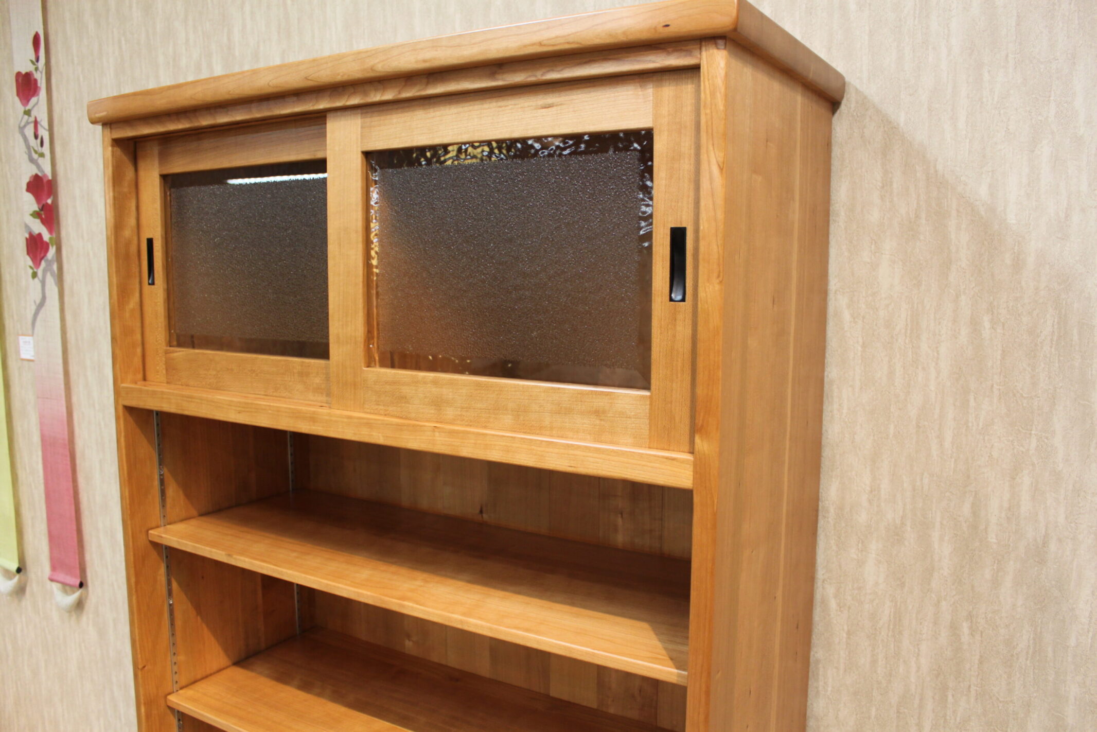 民藝家具　大型収納棚(本棚　食器棚) 桜無垢材　経年変化によるいい色合い 民藝家具 大型収納棚(本棚 食器棚) 桜無垢材 経年変化によるいい色合い