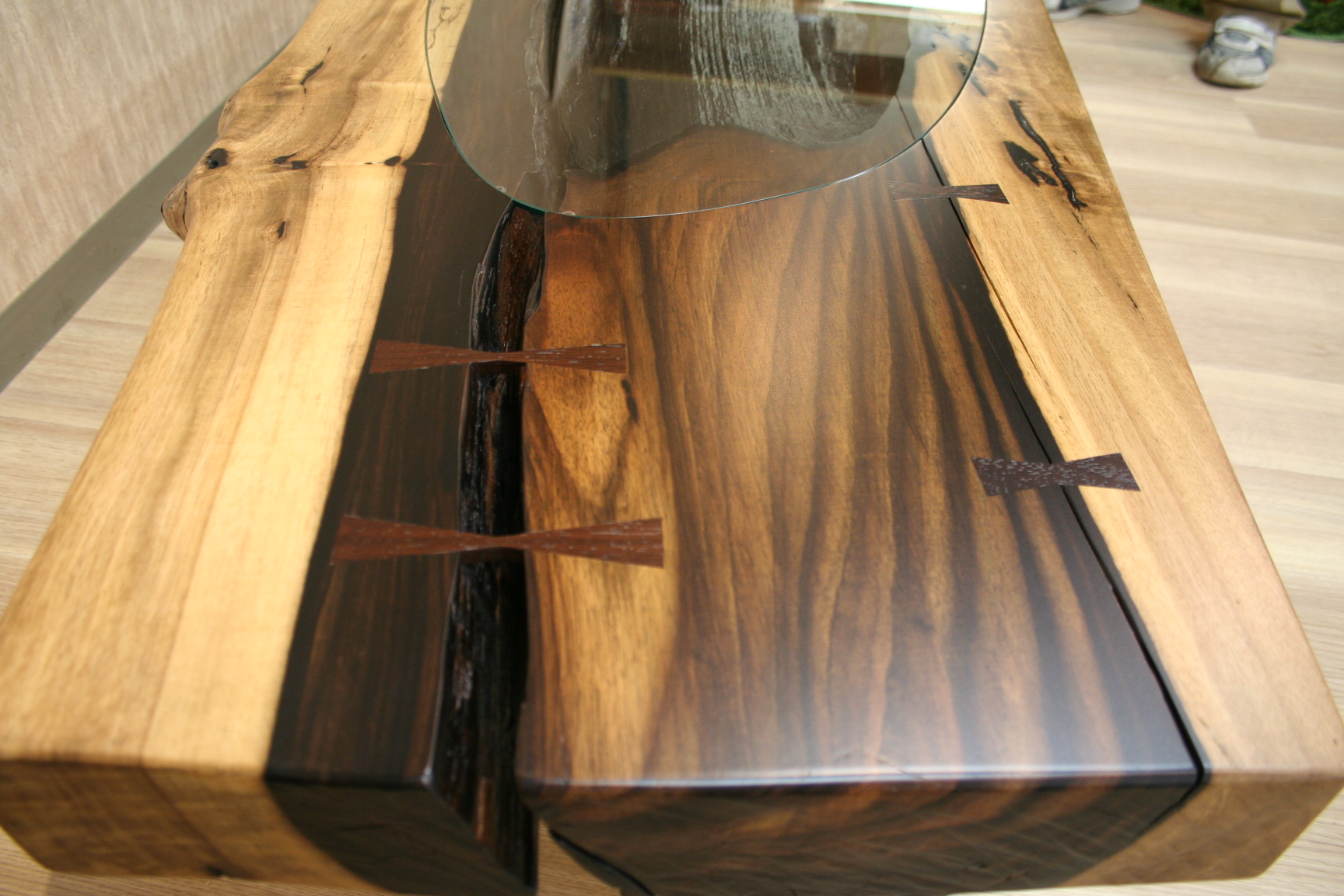 木製座卓 手彫り装飾 茶色 彫刻入り木製座卓 ダークブラウン 彫刻入り木製座卓 ダークブラウン