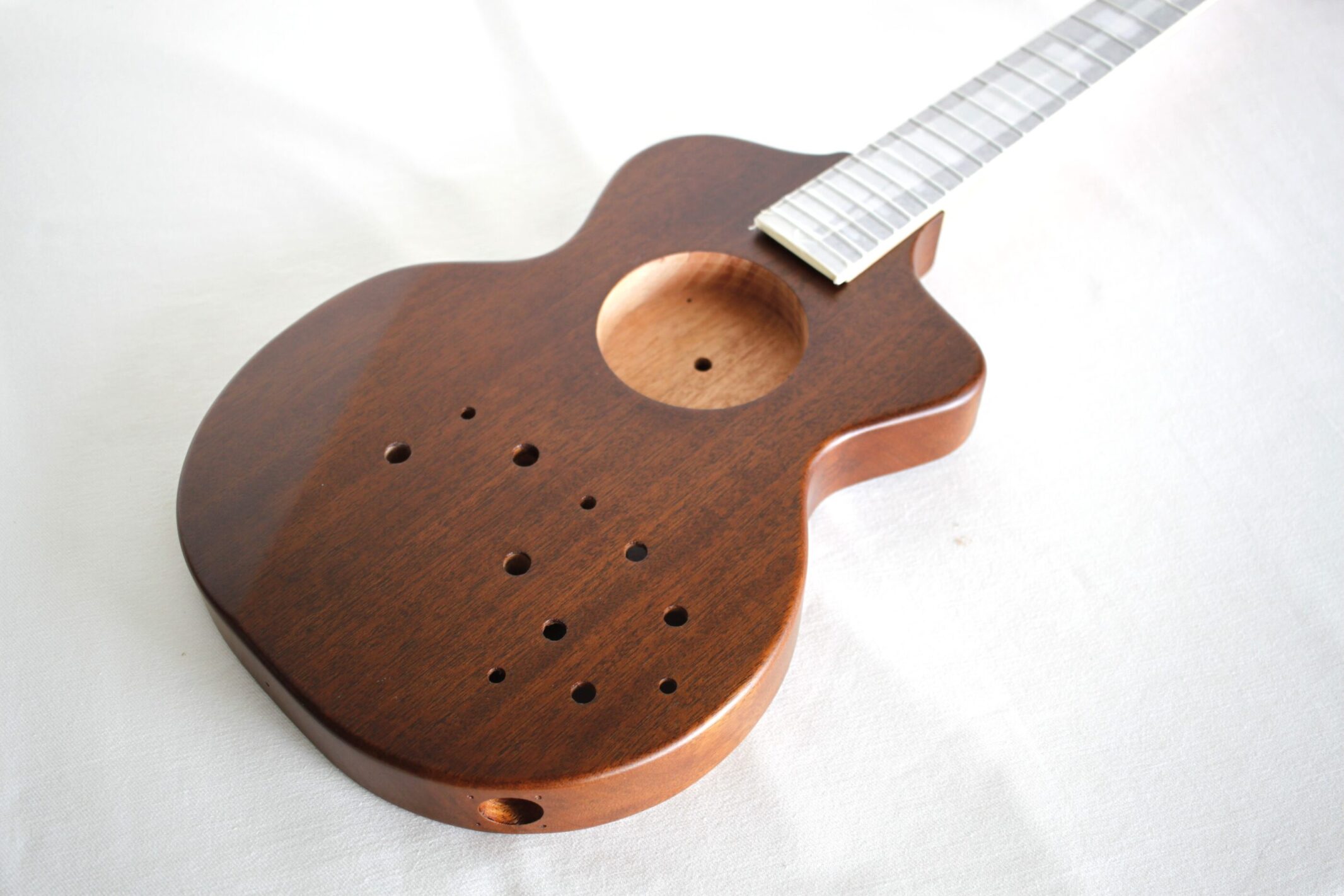 持込材でエレキギターボディ加工 | 制作事例 | 木工房ひのかわ | 創作