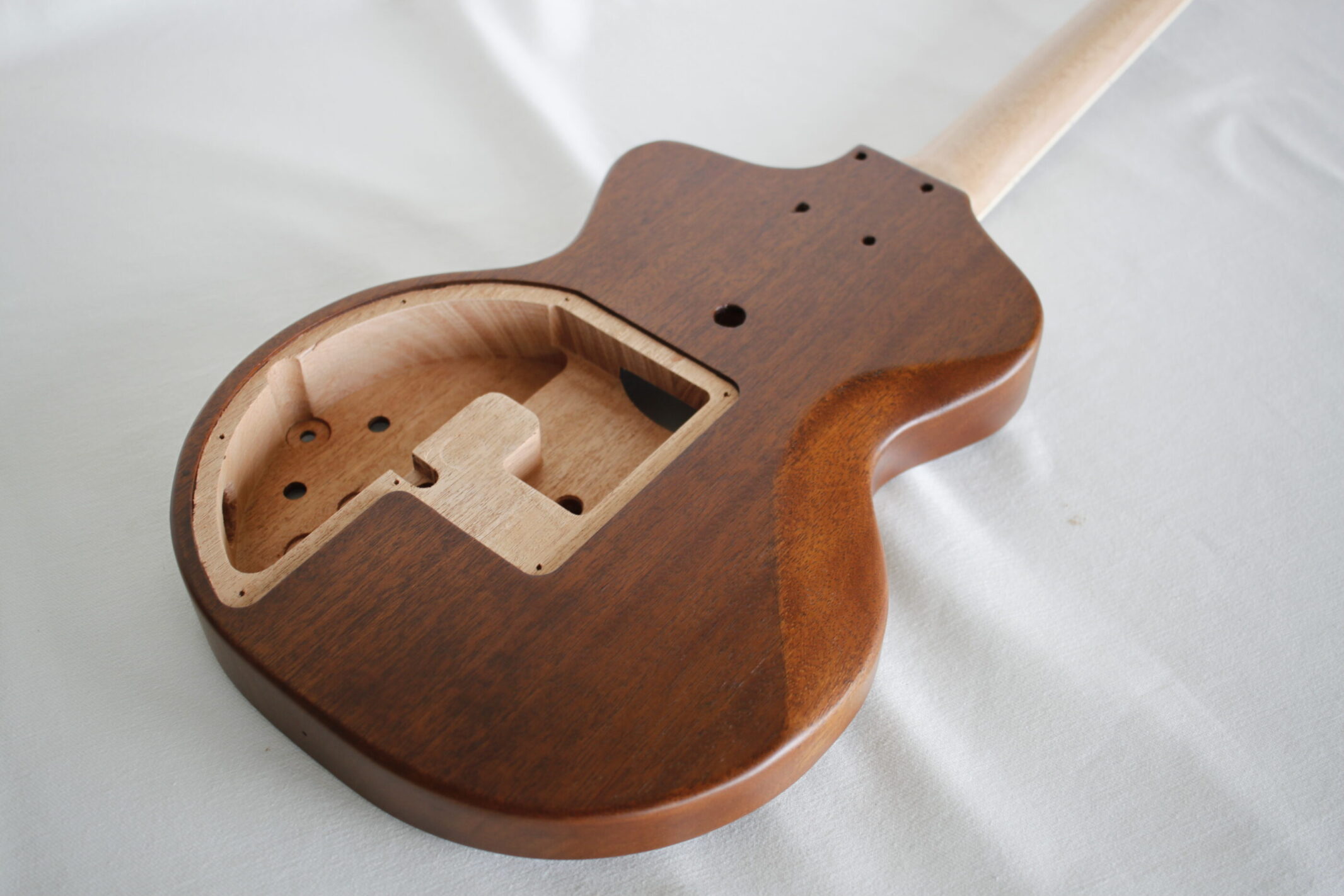 持込材でエレキギターボディ加工 | 制作事例 | 木工房ひのかわ | 創作