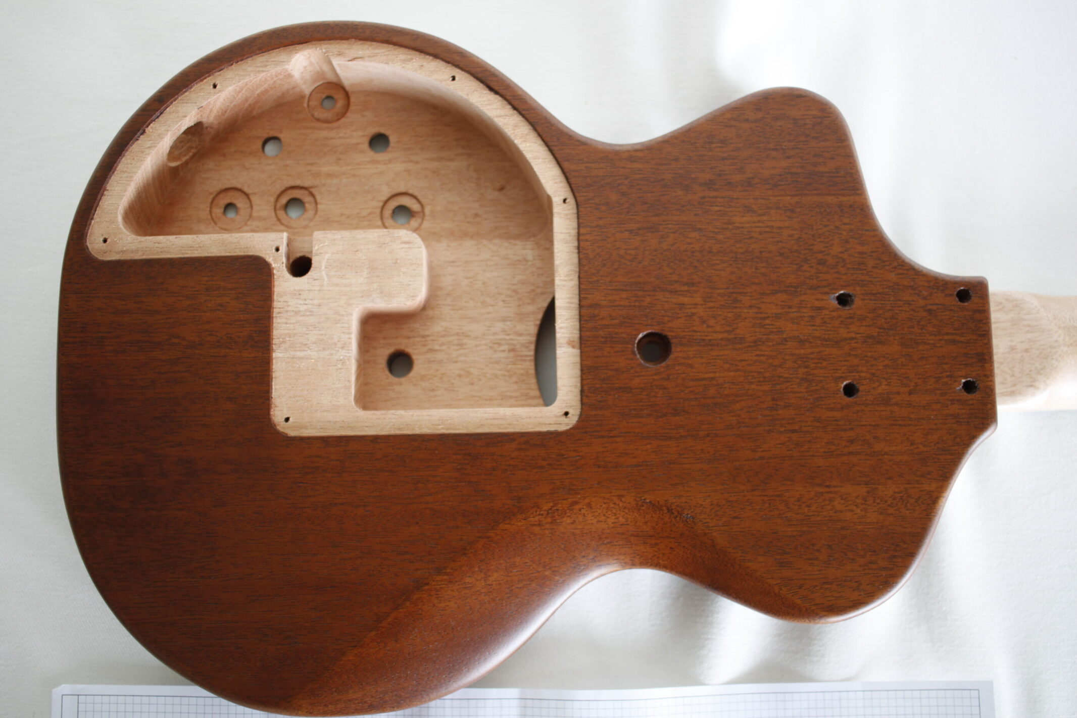持込材でエレキギターボディ加工 | 制作事例 | 木工房ひのかわ | 創作